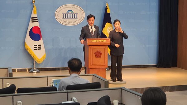 12일 도이치모터스 주가조작 항소심이 나온 후 김건희 여사 소환조사를 주문하는 논평을 발표한 더불어민주당 조승래 수석대변인의 모습.(사진=굿모닝충청 조하준 기자)