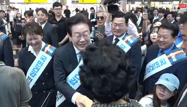 더불어민주당 이재명 대표 등 지도부가 13일 오전 용산역 대합실에게 시민들에게 귀성 인사를 하고 있다.(사진=델리민주 갈무리) 