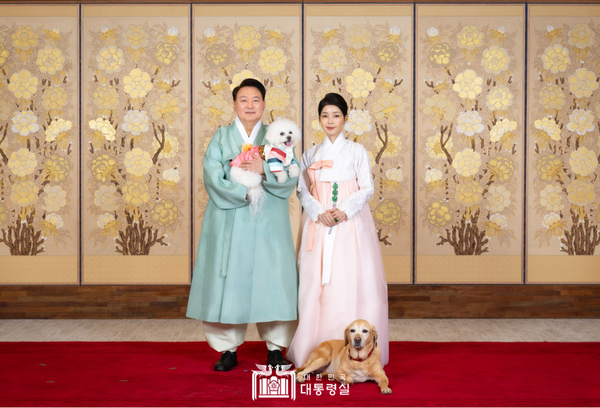 13일 대통령실 홈페이지에 올라온 윤석열 대통령 부부의 추석 인사 사진.(사진 출처=대통령실 홈페이지)