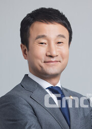 검찰이 김건희 여사의 명품백 수수를 무혐의 처분할 것으로 예상되는 가운데,한병도 의원(더불어민주당/전북 익산시 을)이 일선 공직자들의 올바른 처신을 예로 들며 김여사를 비판하고 나섰다.(GMCC세종=신상두 기자)