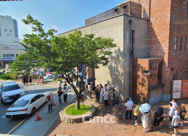 충남 천안에는 전국에서 최초이자 최대인 돌가마로 빵을 굽는 마을이 있다. 마치 반지의 제왕에 나오는 호빗 마을처럼 꾸며놓아 동화 나라에 온 착각이 들 정도로 환상적인 빵 테마 마을이다. 빵을 사기 위해 줄을 선 방문객들의 모습 (사진: 굿모닝충청=노준희 기자)