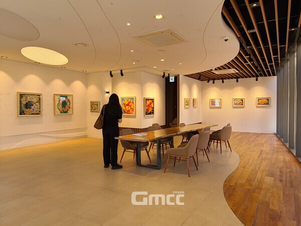 마을 내 케익하우스 2층엔 갤러리가 있어 미술 작품 감상도 덤으로 할 수 있다. (사진: 굿모닝충청=노준희 기자)