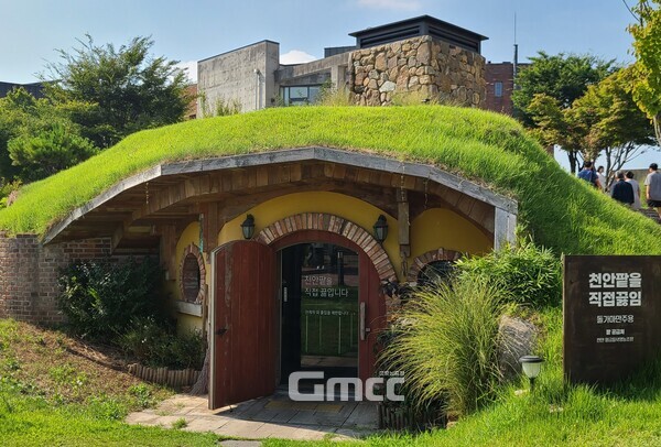 뚜쥬루는 방부제나 색소, 광택제 등 화학첨가물을 쓰지 않는다. 국산 팥만을 직접 끓여 만들고 지역에서 생산한 천안 쌀과 천안산 무농약 딸기를 사용한다. 밀가루도 유기농과 구별해 쓰고 느린 발효 방식을 고수해 빵을 만들므로 건강빵이란 인식이 강하다. (사진: 굿모닝충청=노준희 기자)