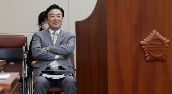 김형석 독립기념관장이 지난 8월 26일 국회 정무위원회 전체회의에서 야당 의원의 질의 도중 팔짱을 낀 채 웃음을 짓고 있다. (사진=연합뉴스)