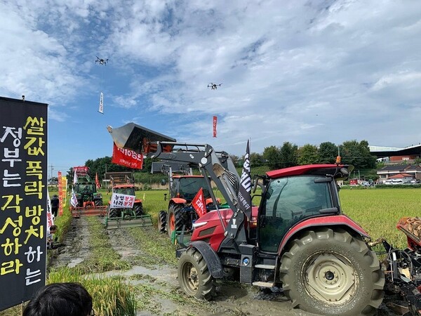 충북 청주시 농업관련 8개 단체 1000여 명은 19일 청주시 흥덕구 오승읍 일원에서 논을 갈아 엎으며 ’청주시 농민 총궐기 대회‘를 개최했다. 사진=전농충북도연맹/굿모닝충청 깁종혁 기자