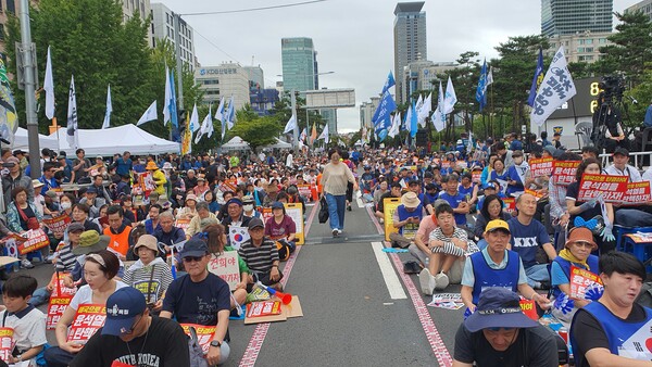 지난 21일 오후 4시 서울 도시철도 9호선 국회의사당역 3번 출구 앞에서 열린 9월 전국집중촛불집회에 참석한 시민들의 모습.(사진=굿모닝충청 조하준 기자)