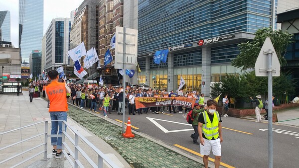 여의도 국민의힘 중앙당사 앞을 행진하고 있는 촛불시민들의 모습.(사진=굿모닝충청 조하준 기자)