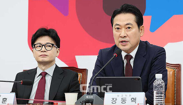 장동혁 국민의힘 최고위원(충남보령·서천)은 23일 “지금 만나서 당 지도부가 새로 구성된 것에 대해 축하하고 ‘당정이 하나가 되자’ 이런 대화만 하기에는 상황이 녹록지 않다고 생각한다”며 “성과를 낼 수 있는 만찬이 됐으면 좋겠다”고 말했다. (국민의힘 홈페이지: 왼쪽부터 한동훈 대표와 장동혁 최고위원/ 굿모닝충청=김갑수 기자)