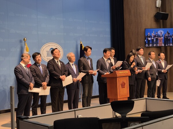 더불어민주당 검찰독재 대책위원회가 26일 국회서 기자회견을 하고 있다.(사진=굿모닝충청 이동우 기자)