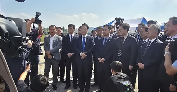 국회 세종의사당 예정부지를 시찰하고 있는 우원식 국회의장과 건립 추진위원들. (굿모닝충청=박수빈 기자)