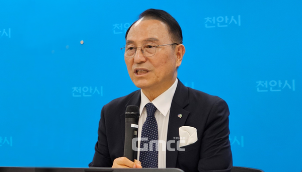 박상돈 천안시장은 30일 "천안이 멀어서 독립기념관을 새로 짓는다는 것은 한마디로 어불성설이라고 생각한다"고 불편한 심기를 드러냈다.(사진=굿모닝충청 박종혁 기자)