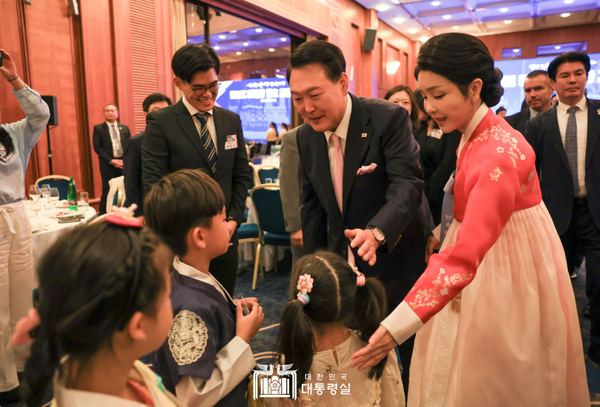 지난 20일 체코 프라하에서 현지 동포 약 80명을 초청해 만찬을 겸한 간담회를 가진 윤석열 대통령 부부의 모습.(사진 출처 : 대통령실 홈페이지)