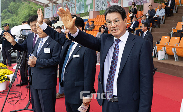 김돈곤 청양군수는 1일 “지천댐 건설 추진에 따른 혼란으로 갈등과 대립이 이어지고 있다”며 “퇴보가 아닌 성장과 강인함으로 변하길 희망한다. 더 나은 지역 발전을 위해 군민 모두 힘을 모아달라”고 말했다. (사진=김돈곤 군수 페이스북 갈무리/굿모닝충청=이종현 기자)