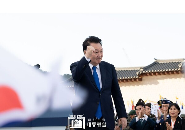윤석열 대통령이 지난 1일 국군의날 시가행진에 참석해 주먹을 불끈 쥐어보이고 있다.(사진=대통령실)