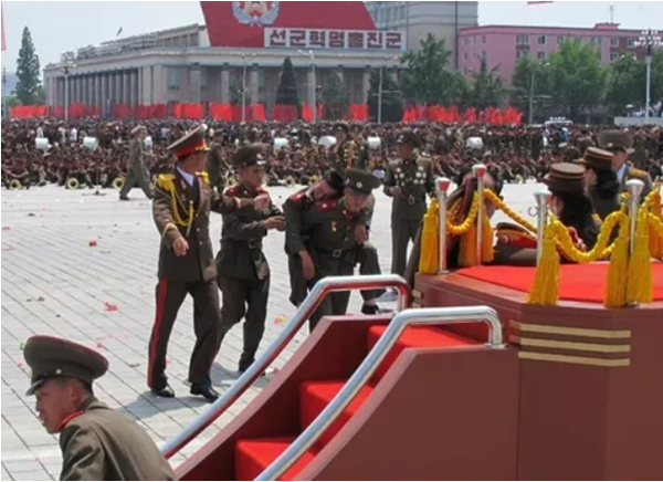 2013년 6월 8일에 개최된 조국해방전쟁 승전 60돌 경축 열병식 연습 도중 기절해서 실려가는 북한 육군 하전사의 모습.(사진 출처 : 인터넷 커뮤니티)