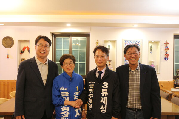 3일 저녁 부산 금정구청장 재보궐선거를 앞두고 야권 후보 단일화 합의에 성공한 더불어민주당 김경지 후보(좌측에서 두 번째)와 조국혁신당 류제성 후보(우측에서 두 번째)의 모습.(사진 제공=더불어민주당 부산시당)