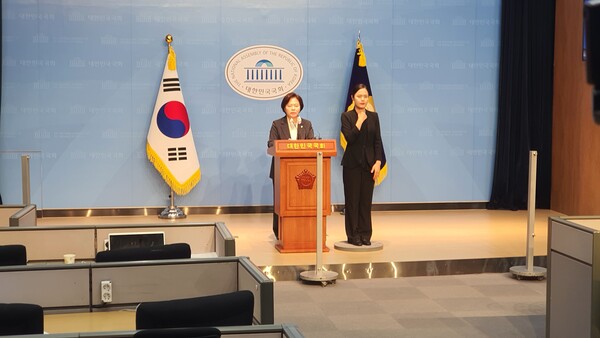 4일 오후 1시 부산 금정구청장 보궐선거 후보 야권 단일화 협상과 관련해 긴급 기자회견을 하고 있는 조국혁신당 정춘생