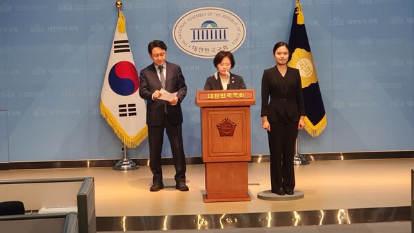 4일 저녁 5시 50분 국회 소통관에서 부산 금정구청장 보궐선거 야권 단일화 합의안을 발표하고 있는 더불어민주당 천준호 전략기획위원장과 정춘생 조국혁신당 원내수석부대표의 모습.(사진=굿모닝충청 조하준 기자)