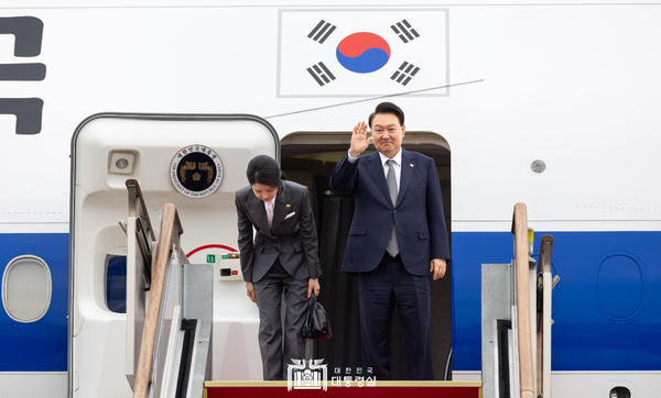 6일 필리핀 순방 전 인사를 하고 있는 윤석열 대통령 부부의 모습.(사진 출처=대통령실 홈페이지)