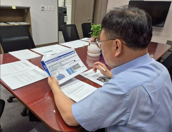 이광희 국회의원이 의원실에서 국감 자료를 살펴보고 있다.(사진=의원실 제공)