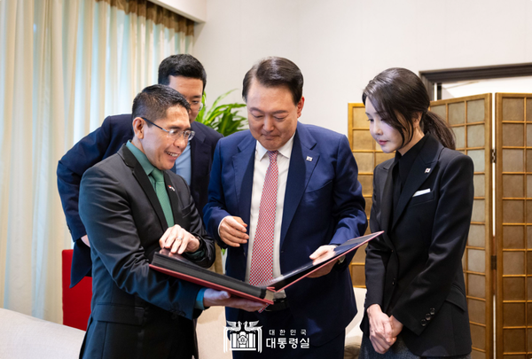 9일 싱가포르 공항에서 출국 행사를 하고 있는 윤석열 대통령 부부의 모습.(사진 출처=대통령실 홈페이지)