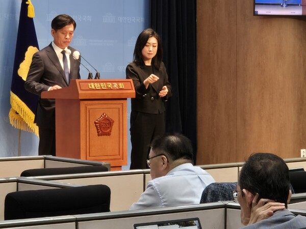 더불어민주당 조승래 수석대변인이 10일 국회서 브리핑하고 있다.(사진=굿모닝충청 이동우 기자)