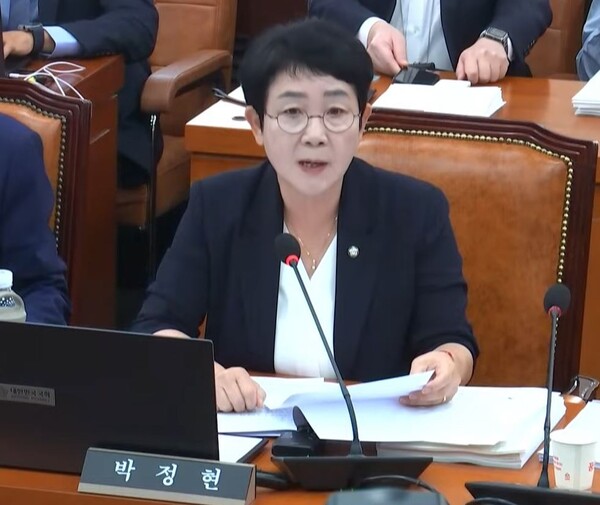 더불어민주당 박정현 국회의원(대전 대덕)이 10일, 국회 행안위 국감에서 명태균 씨와 김영선 전 국회의원에 대한 동행명령장 발부를 요청하고 있다.(사진=MBC 화면 캡처)