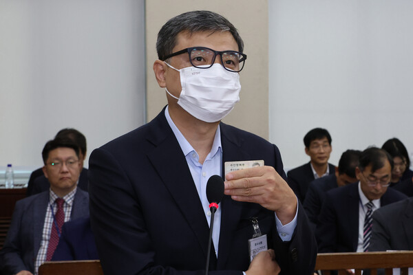 진실·화해를위한과거사정리위원회 황인수 국장이 10일, 국회 행안위 국정감사에 출석해 안경과 마스크로 얼굴을 가리고 있다.(사진=연합뉴스)