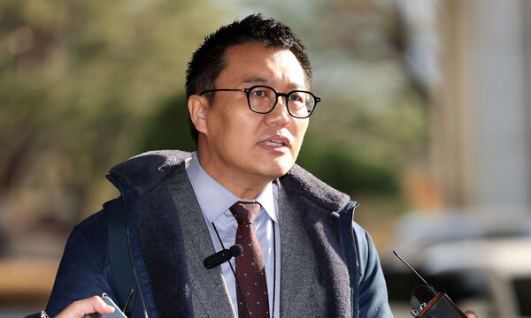 작년 대통령 선거를 앞두고 윤석열 대통령에게 불리한 허위 보도를 했다는 의혹으로 수사받는 허재현 리포액트 기자가 28일 오전 피의자 신분으로 조사를 받기 위해 서울 서초구 서울중앙지검으로 출석하며 발언하고 있다.(사진 출처 : 세상을 바꾸는 시민언론 민들레)