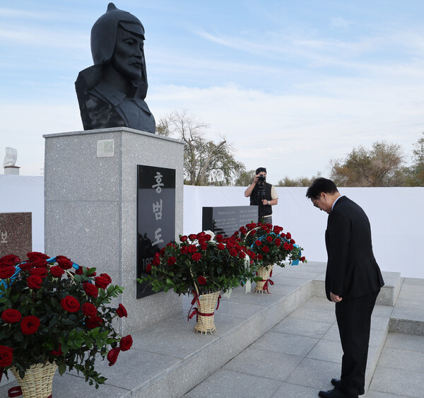 우원식 국회의장은 10일(현지시각) 카자흐스탄 크즐오르다주(州)에 소재한 홍범도 장군 묘역 기념공원을 찾아 헌화했다. (사진=국회)