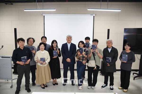 김진향 박사는 ㈔희망의책대전본부(이사장 강신철)이 12일 대전지식산업센터에서 주최한 자신의 저서인 ‘인간행복(2023.12.01. 행복책방)’ 북토크에 초청돼 남북전쟁 위기 상황에 대해 설명했다. (사진= ㈔희망의책대전본부 제공)