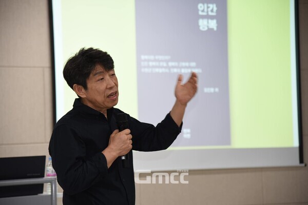 강신철 ㈔희망의책대전본부 이사장(한남대 전 경영정보학과 교수)은 김진향 박사의 주장에 대해 부연하며 “제 전공인 경영학은 경제학에서 파생됐다고 알았는데, 최근 경제학이 철학에서 나왔다는 주장을 듣게 됐다”며 “행복경제학의 저자인 박정원 교수는 경제학이 철학의 윤리학에서 파생됐다고 하셨는데, 아담스미스, 칼 맑스 등도 초기에는 윤리학 논문을 썼다. 이분들이 결국 경제학에서 다룬 것은 경제활동을 통해 인간이 보편적으로 행복해질 수 있는 방법을 연구한 것”이라며 학문이 추구하는 바는 인간행복이라는 점을 역설했다. (사진=㈔희망의책대전본부 제공)