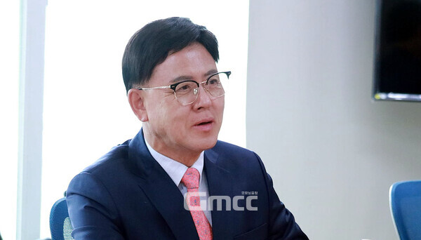 국민의힘 소속 이명수 전 국회의원의 고민이 당분간 깊어질 전망이다. 개인적인 영달 차원을 넘어 당과 지지자들의 요구가 있을 경우 어떤 선택을 할지 정치권의 관심이 집중되고 있다. (자료사진: 페이스북/ 굿모닝충청=김갑수 기자)