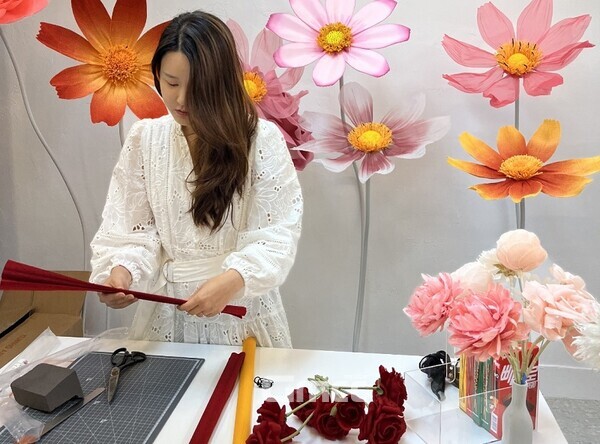 강민지 플로리스트의 페이퍼플라워 작업 모습. 사진=서원대/굿모닝충청 김종혁 기자