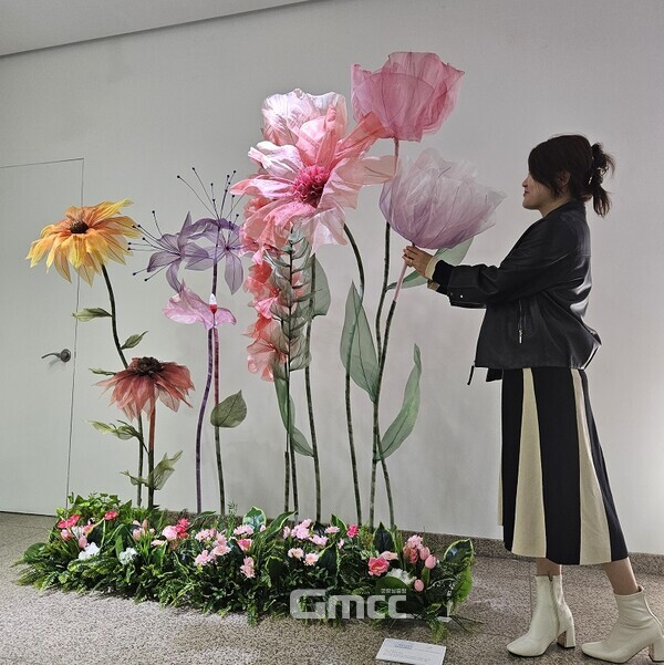 페이퍼를라워및 실크플라원 포토존 작업 모습. 사진=서원대/굿모닝충청 김종혁 기자