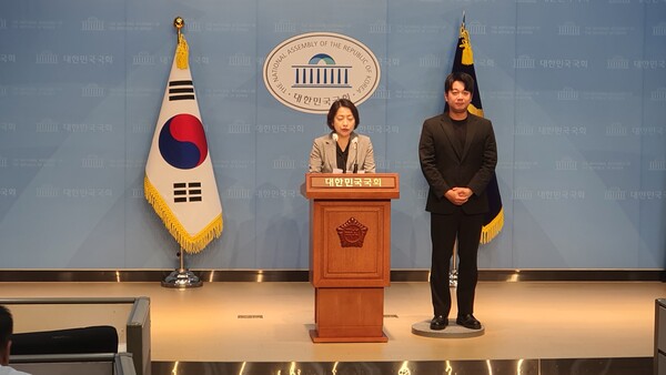 14일 오후 2시 국회 소통관에서 기자회견을 열며 김건희 특검법 수용 촉구 브리핑을 하고 있는 더불어민주당 황정아 대변인의 모습.(사진=굿모닝충청 조하준 기자)