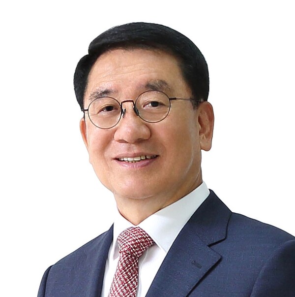 16일 자신이 보유한 170억 대 주식 백지신탁 결정에 불복해 구청장직을 자진 사퇴한 국민의힘 소속 문헌일 전 서울 구로구청장.(사진 출처=페이스북)