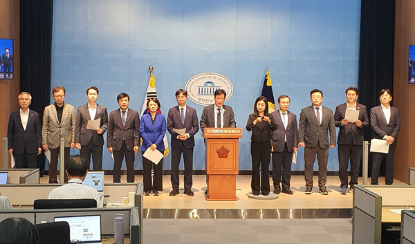 16일 오후 2시 20분 국회 소통관에서 기자회견을 열며 김건희 여사에게 도이치모터스 주가조작 사건 무혐의 처분을 내리려 하는 서울중앙지검을 규탄하고 나선 더불어민주당 검찰독재대책위원회 소속 의원들의 모습.(사진=굿모닝충청 조하준 기자)