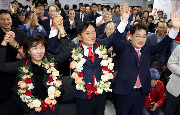16일 오후 재보궐선거 개표 방송 중 국민의힘 박용철 강화군수 후보가 당선 유력이 발표되자 화환을 목에 걸고 환화하고 있다. (사진=연합뉴스) 