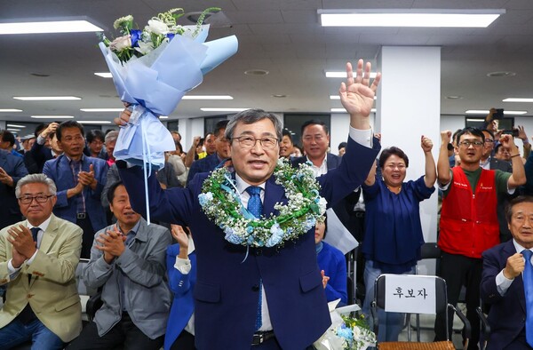 10·16 서울시교육감 보궐선에 출마한 민주진보 진영 정근식 후보가 16일 밤 선거개표 방송에서 승리 확정 발표가 나오자 손을 흔들며 환호하고 있다.(사진=연합뉴스)