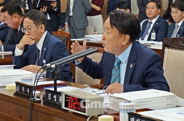 국정감사 질의에 답하는 김영환 충북도지사. 사진=굿모닝충청 김태린 기자