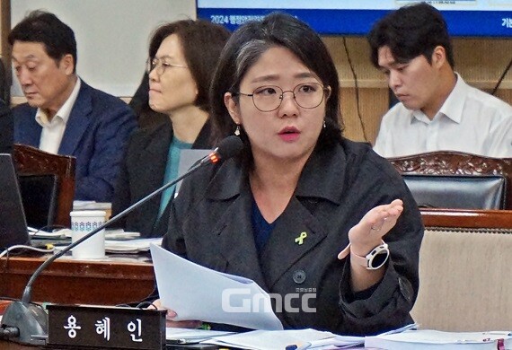 용혜인 기본소득당 국회의원이 17일 충북도 국정감사에서 오송참사와 관련된 질의를 하고 있다. 사진=굿모닝충청 김태린 기자