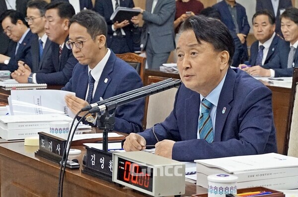 김영환 충부도지사가 국정감사에서 답변하고 있다. 사진=굿모닝충청 김태린 기자