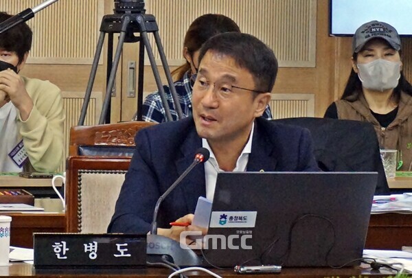 한병도(민주당‧전북 익산을) 의원이 17일 충북도 국정감사에서 질의하고 있다 . (사진=굿모닝충청 김태린 기자)