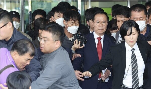 이태원 참사에 부실 대응한 혐의로 기소된 김광호 전 서울경찰청장이 17일 서울서부지법에서 열린 1심 선고에서 무죄를 확정받은 뒤 법정을 나서며 유가족의 항의를 받고 있다.(사진=연합뉴스)