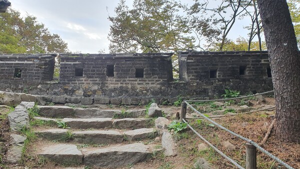 남한산성의 성벽. 저 성벽을 사이에 두고 조선군과 청나라군이 대치하며 긴장 상태를 유지했을 것으로 추정된다.(사진=굿모닝충청 조하준 기자)