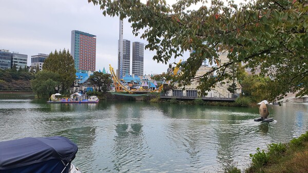 삼전도비 뒤에는 석촌호수가 있고 여기엔 유명한 유원지 롯데월드가 있다. 왠지 느낌이 묘하다.(사진=굿모닝충청 조하준 기자)