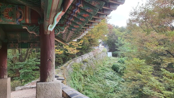 길게 이어지는 남한산성의 성벽.(사진=굿모닝충청 조하준 기자)