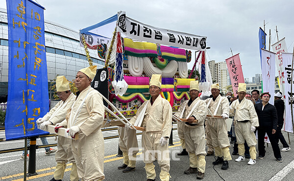 충남 청양군 지천댐 반대 대책위원회(공동위원장 김영래‧김명숙‧이삼성, 이하 대책위)는 21일, 정부세종청사 환경부 앞에서 규탄대회를 열고 댐 건설 계획 백지화를 촉구했다. (사진=대책위 제공/굿모닝충청=이종현 기자)