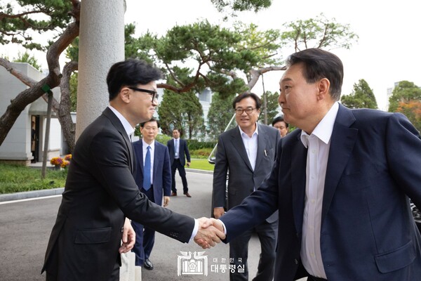 윤석열 대통령과 국민의힘 한동훈 대표가 21일 용산 대통령실 파인그라스에서 만남을 가졌다.(사진=대통령실)